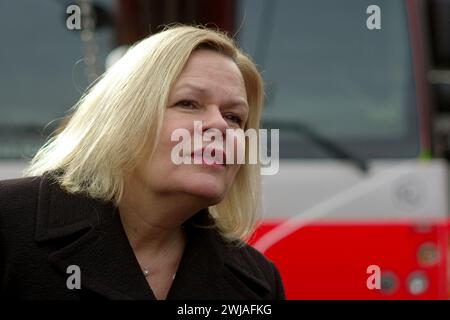 Prag, Tschechische Republik. Februar 2024. Bundesinnenministerin Nancy Faeser (SPD) besucht das neue Feuerwehrhaus im Prager Stadtteil Holesovice, das vor zwei Jahren eröffnet wurde. Bei einem anschließenden Treffen mit dem tschechischen Innenminister wurde unter anderem die Zusammenarbeit im Brand- und Katastrophenschutz erörtert. Quelle: Michael Heitmann/dpa/Alamy Live News Stockfoto