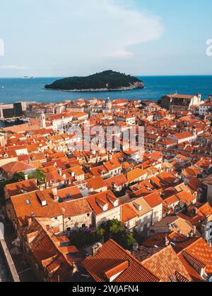 Ein Blick aus der Vogelperspektive auf die atemberaubende Stadt Dubrovnik, Kroatien. Stockfoto