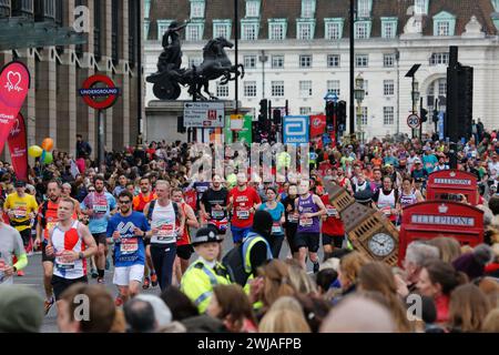 LONDON - 26. April: Läufer in den London Marathon am April 26, 2015 in London, Großbritannien. Der London Marathon ist neben New York, Berlin, Chicago und Bosto Stockfoto