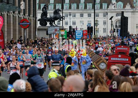 LONDON - 28. APRIL: Läufer beim London Marathon am 28. April 2019 in London. Der London Marathon befindet sich neben New York, Berlin, Chicago und Bosto Stockfoto