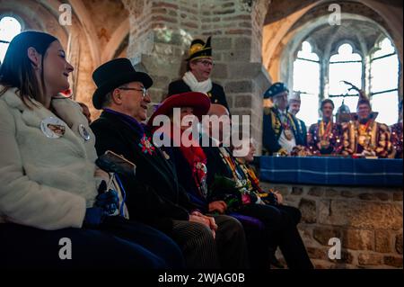 Nijmegen, Niederlande. Februar 2024. Das Paar wird von Verwandten und Freunden umgeben gesehen. Die Bauernhochzeit ist eine der niederländischen Karnevalstraditionen, vor allem in Limburg, Nordbrabant und Gelderland. Das Paar versammelte sich in der Kapelle Valkhof, in traditioneller Bauernkleidung und umgeben von Menschen in lebendigen Kostümen. Quelle: SOPA Images Limited/Alamy Live News Stockfoto