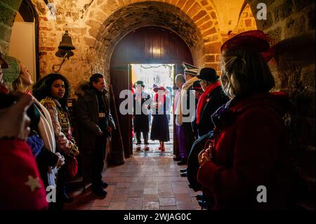 Nijmegen, Niederlande. Februar 2024. Das Paar wird bei der Ankunft in der Kapelle gesehen. Die Bauernhochzeit ist eine der niederländischen Karnevalstraditionen, vor allem in Limburg, Nordbrabant und Gelderland. Das Paar versammelte sich in der Kapelle Valkhof, in traditioneller Bauernkleidung und umgeben von Menschen in lebendigen Kostümen. Quelle: SOPA Images Limited/Alamy Live News Stockfoto