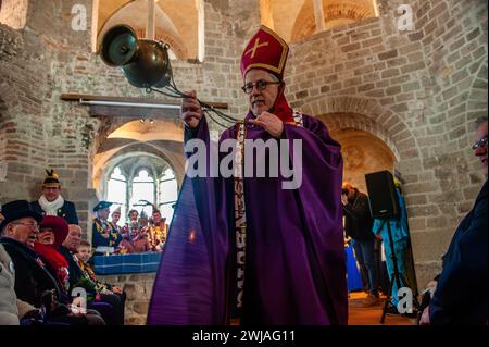 Nijmegen, Niederlande. Februar 2024. Der falsche Priester wird gesehen, der die Zeremonie segnet. Die Bauernhochzeit ist eine der niederländischen Karnevalstraditionen, vor allem in Limburg, Nordbrabant und Gelderland. Das Paar versammelte sich in der Kapelle Valkhof, in traditioneller Bauernkleidung und umgeben von Menschen in lebendigen Kostümen. Quelle: SOPA Images Limited/Alamy Live News Stockfoto