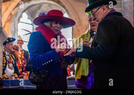 Nijmegen, Niederlande. Februar 2024. Das Paar tauscht Ringe aus. Die Bauernhochzeit ist eine der niederländischen Karnevalstraditionen, vor allem in Limburg, Nordbrabant und Gelderland. Das Paar versammelte sich in der Kapelle Valkhof, in traditioneller Bauernkleidung und umgeben von Menschen in lebendigen Kostümen. Quelle: SOPA Images Limited/Alamy Live News Stockfoto