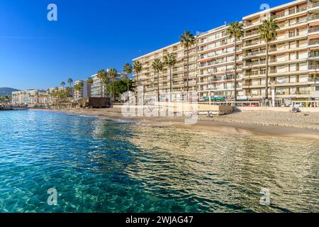 Die Strandpromenade und die eleganten Apartments am Strand Juan Les Pins in Antibes an der französischen Riviera, Côte d'Azur, Frankreich im November! Stockfoto