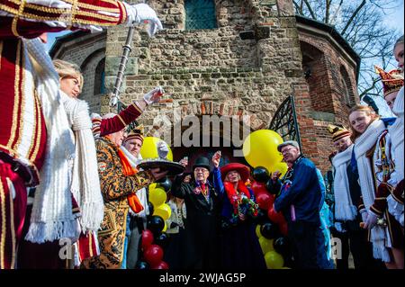 Nijmegen, Niederlande. Februar 2024. Das Paar toast, um seine falsche Hochzeit zu feiern. Die Bauernhochzeit ist eine der niederländischen Karnevalstraditionen, vor allem in Limburg, Nordbrabant und Gelderland. Das Paar versammelte sich in der Kapelle Valkhof, in traditioneller Bauernkleidung und umgeben von Menschen in lebendigen Kostümen. Quelle: SOPA Images Limited/Alamy Live News Stockfoto