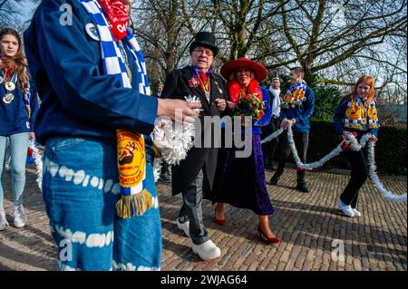 Nijmegen, Niederlande. Februar 2024. Das Paar wird glücklich gesehen, wie es die Kapelle verlässt. Die Bauernhochzeit ist eine der niederländischen Karnevalstraditionen, vor allem in Limburg, Nordbrabant und Gelderland. Das Paar versammelte sich in der Kapelle Valkhof, in traditioneller Bauernkleidung und umgeben von Menschen in lebendigen Kostümen. Quelle: SOPA Images Limited/Alamy Live News Stockfoto