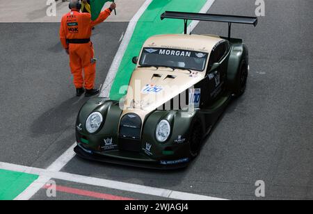Roger Whiteside verließ 2009 in seinem Green and Gold Morgan Aero Supersport die Pitlane vor dem Start des Master Endurance Legends Race Stockfoto