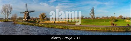 Panorama der typisch niederländischen ländlichen Landschaft mit traditioneller Windmühle und dem Fluss Gein in der Stadt Abcoude Stockfoto