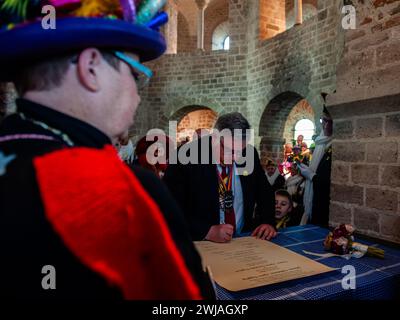 Nijmegen, Niederlande. Februar 2024. Bürgermeister Hubert Bruls wird während der Zeremonie als Zeuge unterschrieben. Die Bauernhochzeit ist eine der niederländischen Karnevalstraditionen, vor allem in Limburg, Nordbrabant und Gelderland. Das Paar versammelte sich in der Kapelle Valkhof, in traditioneller Bauernkleidung und umgeben von Menschen in lebendigen Kostümen. (Foto: Ana Fernandez/SOPA Images/SIPA USA) Credit: SIPA USA/Alamy Live News Stockfoto