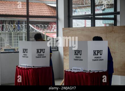 Bogor, West-Java, Indonesien. Februar 2024. Ein Häftling gibt seine Stimme während der Präsidentschafts- und Parlamentswahlen in Indonesien in einem Wahllokal in einem Gefängnis in Bogor, West-Java, Indonesien. Indonesien ging am 14. Februar zu den Wahlen zu den Präsidentschaftswahlen. Verteidigungsminister Prabowo Subianto wird der nächste Präsident Indonesiens. (Kreditbild: © Adriana Adie/ZUMA Press Wire) NUR REDAKTIONELLE VERWENDUNG! Nicht für kommerzielle ZWECKE! Stockfoto