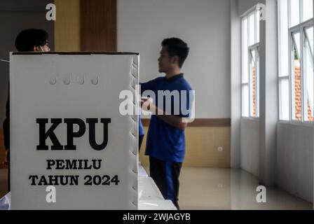 Bogor, West-Java, Indonesien. Februar 2024. Ein Häftling gibt seine Stimme während der Präsidentschafts- und Parlamentswahlen in Indonesien in einem Wahllokal in einem Gefängnis in Bogor, West-Java, Indonesien. Indonesien ging am 14. Februar zu den Wahlen zu den Präsidentschaftswahlen. Verteidigungsminister Prabowo Subianto wird der nächste Präsident Indonesiens. (Kreditbild: © Adriana Adie/ZUMA Press Wire) NUR REDAKTIONELLE VERWENDUNG! Nicht für kommerzielle ZWECKE! Stockfoto