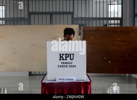 Bogor, West-Java, Indonesien. Februar 2024. Ein Häftling gibt seine Stimme während der Präsidentschafts- und Parlamentswahlen in Indonesien in einem Wahllokal in einem Gefängnis in Bogor, West-Java, Indonesien. Indonesien ging am 14. Februar zu den Wahlen zu den Präsidentschaftswahlen. Verteidigungsminister Prabowo Subianto wird der nächste Präsident Indonesiens. (Kreditbild: © Adriana Adie/ZUMA Press Wire) NUR REDAKTIONELLE VERWENDUNG! Nicht für kommerzielle ZWECKE! Stockfoto