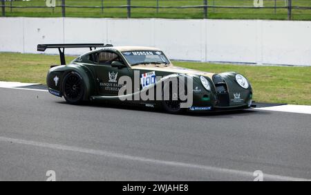 Roger Whiteside fuhr 2009, Green and Gold, Morgan Aero Supersport, während des Masters Endurance Legends Race beim Silverstone Festival 2023 Stockfoto