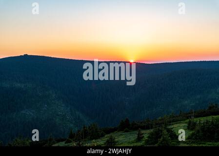 Sonnenuntergang vom Hügel Cervena hora oberhalb der Vresova Studanka in Jeseniki in der Tschechischen republik Stockfoto