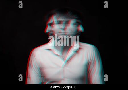 Abstraktes verschwommenes Porträt eines psychopathischen Mannes mit schizophrenen Erkrankungen und gespaltener Persönlichkeit. Schwarzweiß mit 3D-Glitch-Virtual-Reality-Effekt Stockfoto