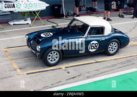 Michael Russell's Blue, 1960, Austin Healey 3000, in der Pit Lane, vor der International Trophy for Classic GT Cars (vor 66). Stockfoto