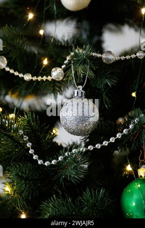 Wunderschöne Weihnachtsdekorationen hängen an einer Tanne. Weihnachtsbaum dekoriert mit bunten Glaskugeln, weihnachtlicher Hintergrund. Stockfoto
