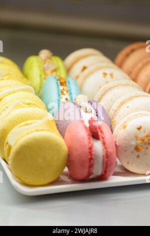 In einer Konditorei, einem Café und einem Restaurant werden französische Macaron-Kuchen in mehreren Farben gezeigt. Kuchen, süßes Gebäck, Dessert. Stockfoto