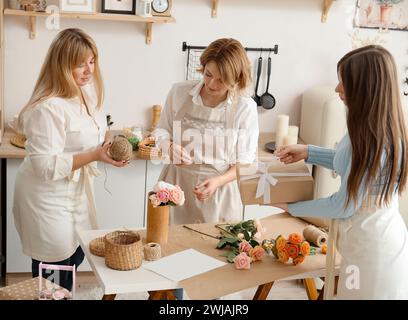 Mädchen macht Blumen aus der Seife. Hobby, kreativer Prozess. Frauenhände und Blumen. Handgemachte Seife. Muttertag, Frauentag. Natürlich organisch Stockfoto