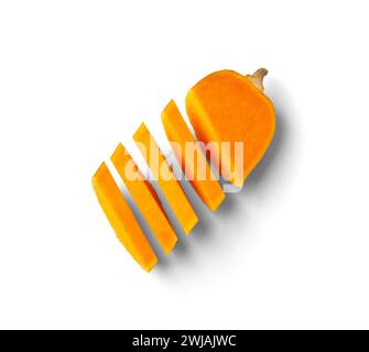 Reifer, süßer Butternusskürbis, in Scheiben geschnitten, isoliert auf weißem Hintergrund. Schneiden Sie den orangefarbenen Kürbis in die Form einer Flasche. Stockfoto