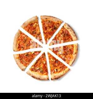 Große Pizza mit verschiedenen Fleisch- und Schinkensorten, aufgeteilt in Scheiben, isoliert auf weißem Hintergrund, Blick von oben. Stockfoto