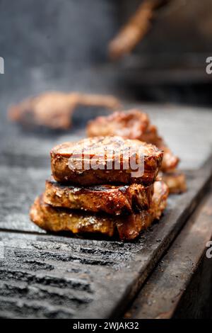 Appetitliche, saftige Ribeye-Steaks werden in einem Restaurant aus nächster Nähe gegrillt. Gegrilltes Fleisch. Stockfoto