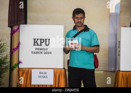 Bandung, Indonesien. Februar 2024. Menschen mit Behinderungen wählen am Mittwoch, den 14. Februar, in der Wyata Guna Voting Station (TPS), Bandung, West Java, Indonesien, ab. 2024. nach Angaben der West Java General Election Commission (KPU) nutzten 146.751 Wähler mit Behinderungen ihr Stimmrecht, um den Präsidenten und Vizepräsidenten Indonesiens bei den indonesischen Parlamentswahlen 2024 zu wählen. (Foto: Dimas Rachmatsyah/SIPA USA) Credit: SIPA USA/Alamy Live News Stockfoto