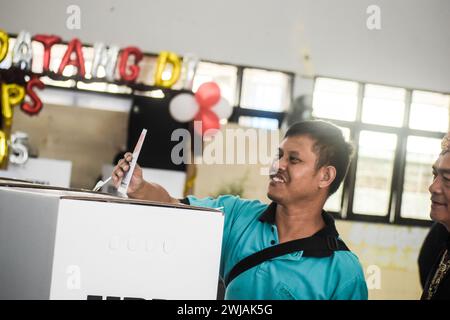 Bandung, Indonesien. Februar 2024. Menschen mit Behinderungen legten ihre Stimmzettel am Mittwoch, den 14. Februar, in der Wahlurne des Wyata Guna Voting Place (TPS) in Bandung, West-Java, Indonesien. 2024. nach Angaben der West Java General Election Commission (KPU) nutzten 146.751 Wähler mit Behinderungen ihr Stimmrecht, um den Präsidenten und Vizepräsidenten Indonesiens bei den indonesischen Parlamentswahlen 2024 zu wählen. (Foto: Dimas Rachmatsyah/SIPA USA) Credit: SIPA USA/Alamy Live News Stockfoto