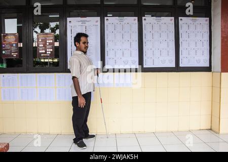 Bandung, Indonesien. Februar 2024. Menschen mit Behinderungen gehen am Mittwoch, den 14. Februar, in Richtung Wyata Guna Voting Station (TPS), Bandung, West Java, Indonesien. 2024.nach Angaben der West Java General Election Commission (KPU) nutzten 146.751 Wähler mit Behinderungen ihr Stimmrecht, um den Präsidenten und Vizepräsidenten Indonesiens bei den indonesischen Parlamentswahlen 2024 zu wählen. (Foto: Dimas Rachmatsyah/SIPA USA) Credit: SIPA USA/Alamy Live News Stockfoto