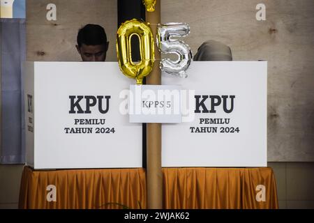 Bandung, Indonesien. Februar 2024. Menschen mit Behinderungen wählen am Mittwoch, den 14. Februar, in der Wyata Guna Voting Station (TPS), Bandung, West Java, Indonesien, ab. 2024. nach Angaben der West Java General Election Commission (KPU) nutzten 146.751 Wähler mit Behinderungen ihr Stimmrecht, um den Präsidenten und Vizepräsidenten Indonesiens bei den indonesischen Parlamentswahlen 2024 zu wählen. (Foto: Dimas Rachmatsyah/SIPA USA) Credit: SIPA USA/Alamy Live News Stockfoto