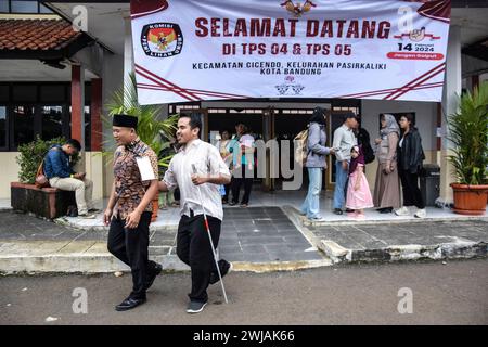 Bandung, Indonesien. Februar 2024. Menschen mit Behinderungen gehen am Mittwoch, den 14. Februar, in Richtung Wyata Guna Voting Station (TPS), Bandung, West Java, Indonesien. 2024.nach Angaben der West Java General Election Commission (KPU) nutzten 146.751 Wähler mit Behinderungen ihr Stimmrecht, um den Präsidenten und Vizepräsidenten Indonesiens bei den indonesischen Parlamentswahlen 2024 zu wählen. (Foto: Dimas Rachmatsyah/SIPA USA) Credit: SIPA USA/Alamy Live News Stockfoto