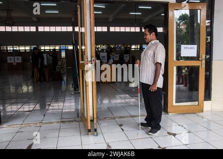 Bandung, Indonesien. Februar 2024. Menschen mit Behinderungen gehen am Mittwoch, den 14. Februar, in Richtung Wyata Guna Voting Station (TPS), Bandung, West Java, Indonesien. 2024.nach Angaben der West Java General Election Commission (KPU) nutzten 146.751 Wähler mit Behinderungen ihr Stimmrecht, um den Präsidenten und Vizepräsidenten Indonesiens bei den indonesischen Parlamentswahlen 2024 zu wählen. (Foto: Dimas Rachmatsyah/SIPA USA) Credit: SIPA USA/Alamy Live News Stockfoto