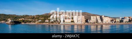 Friedliche mediterrane Reflexion Bliss: Küstenpanorama von Playa de la Concha in Orpesa, Oropesa del Mar, Spanien, Valencia Community Stockfoto