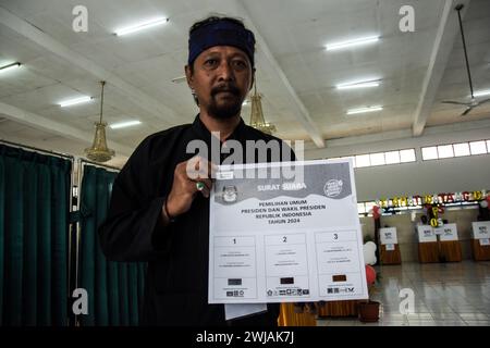 Bandung, Indonesien. Februar 2024. Beamte zeigen spezielle Stimmzettel für Menschen mit Behinderungen, die für die Wahlen 2024 in Indonesien am Wyata Guna Voting Place (TPS) in Bandung, West Java, Indonesien am Mittwoch, den 14. Februar, verwendet werden. 2024. nach Angaben der West Java General Election Commission (KPU) nutzten 146.751 Wähler mit Behinderungen ihr Stimmrecht, um den Präsidenten und Vizepräsidenten Indonesiens bei den indonesischen Parlamentswahlen 2024 zu wählen. (Foto: Dimas Rachmatsyah/SIPA USA) Credit: SIPA USA/Alamy Live News Stockfoto