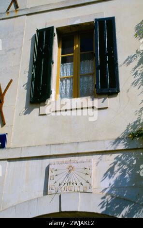 Sundial unter einem Fenster auf dem Gebäude St. Remy Provence Frankreich Stockfoto