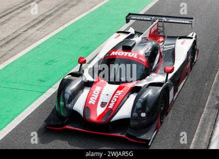 Aus der Vogelperspektive des Ligier LMP3 von Darren und James Kell, der die Pit Lane zu Beginn des Masters Endurance Legends Race in Silverstone verlässt Stockfoto