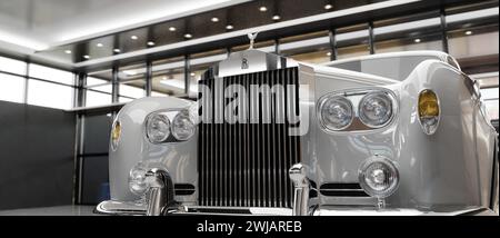 Nahaufnahme der Vorderseite eines Rolls-Royce Silver Cloud Luxusautos. Stockfoto