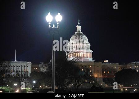 Washington, USA. Februar 2024. Dieses Foto vom 13. Februar 2024 zeigt das Kapitol in Washington, DC, USA. Eine Woche nach einer gescheiterten Amtsenthebungswahl stimmte das republikanische Repräsentantenhaus am Dienstag für die Amtsenthebungsenthebung des Staatssekretärs Alejandro Mayorkas, was ihn zum ersten Kabinettsmitglied seit fast 150 Jahren machte. Quelle: Liu Jie/Xinhua/Alamy Live News Stockfoto