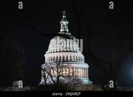 Washington, USA. Februar 2024. Dieses Foto vom 13. Februar 2024 zeigt das Kapitol in Washington, DC, USA. Eine Woche nach einer gescheiterten Amtsenthebungswahl stimmte das republikanische Repräsentantenhaus am Dienstag für die Amtsenthebungsenthebung des Staatssekretärs Alejandro Mayorkas, was ihn zum ersten Kabinettsmitglied seit fast 150 Jahren machte. Quelle: Liu Jie/Xinhua/Alamy Live News Stockfoto