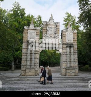 Eine Gruppe älterer Spanierinnen passiert Portal de San Nicolás, den bogenförmigen Eingang zum Taconera Park, Pamplona, Navarra, Spanien, Spanisch, Europa Stockfoto