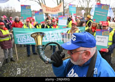 Wiesbaden, Deutschland. Februar 2024. Mitarbeiter des öffentlichen Dienstes in Hessen demonstrieren vor dem Innenministerium zu Beginn der Tarifverhandlungen. Für alle anderen bundesländer ist bereits eine Tarifvereinbarung erzielt worden - jetzt beginnen auch in Hessen die Gespräche über mehr Geld für Staatsangestellte. Etwa 45.000 Menschen sind betroffen. Vermerk: Arne Dedert/dpa/Alamy Live News Stockfoto