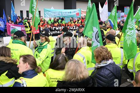 Wiesbaden, Deutschland. Februar 2024. Mitarbeiter des öffentlichen Dienstes in Hessen demonstrieren vor dem Innenministerium zu Beginn der Tarifverhandlungen. Für alle anderen bundesländer ist bereits eine Tarifvereinbarung erzielt worden - jetzt beginnen auch in Hessen die Gespräche über mehr Geld für Staatsangestellte. Etwa 45.000 Menschen sind betroffen. Vermerk: Arne Dedert/dpa/Alamy Live News Stockfoto