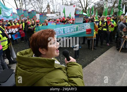 Wiesbaden, Deutschland. Februar 2024. Christine Behle (l), stellvertretende Vorsitzende der dienstgewerkschaft Verdi, spricht zu Beginn der Tarifverhandlungen vor dem Innenministerium mit Mitarbeitern des öffentlichen Dienstes in Hessen. Für alle anderen bundesländer ist bereits eine Tarifvereinbarung erzielt worden - jetzt beginnen auch in Hessen Gespräche über mehr Geld für die Landesangestellten. Etwa 45.000 Menschen sind betroffen. Vermerk: Arne Dedert/dpa/Alamy Live News Stockfoto