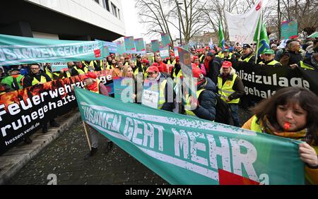 Wiesbaden, Deutschland. Februar 2024. Mitarbeiter des öffentlichen Dienstes in Hessen demonstrieren vor dem Innenministerium zu Beginn der Tarifverhandlungen. Für alle anderen bundesländer ist bereits eine Tarifvereinbarung erzielt worden - jetzt beginnen auch in Hessen die Gespräche über mehr Geld für Staatsangestellte. Etwa 45.000 Menschen sind betroffen. Vermerk: Arne Dedert/dpa/Alamy Live News Stockfoto