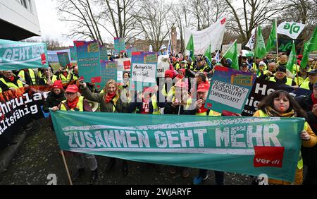 Wiesbaden, Deutschland. Februar 2024. Mitarbeiter des öffentlichen Dienstes in Hessen demonstrieren vor dem Innenministerium zu Beginn der Tarifverhandlungen. Für alle anderen bundesländer ist bereits eine Tarifvereinbarung erzielt worden - jetzt beginnen auch in Hessen die Gespräche über mehr Geld für Staatsangestellte. Etwa 45.000 Menschen sind betroffen. Vermerk: Arne Dedert/dpa/Alamy Live News Stockfoto