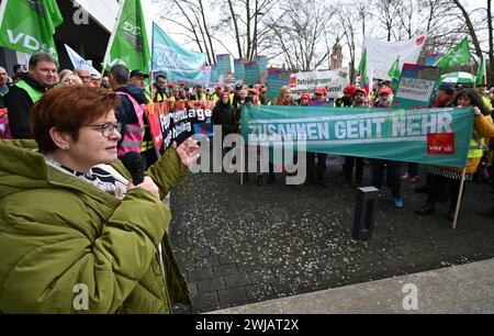 Wiesbaden, Deutschland. Februar 2024. Christine Behle (l), stellvertretende Vorsitzende der dienstgewerkschaft Verdi, spricht zu Beginn der Tarifverhandlungen vor dem Innenministerium mit Mitarbeitern des öffentlichen Dienstes in Hessen. Für alle anderen bundesländer ist bereits eine Tarifvereinbarung erzielt worden - jetzt beginnen auch in Hessen Gespräche über mehr Geld für die Landesangestellten. Etwa 45.000 Menschen sind betroffen. Vermerk: Arne Dedert/dpa/Alamy Live News Stockfoto