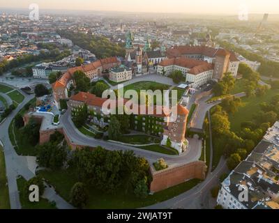 Wunderschönes Luftbild des Wawel-Schlosses und der Altstadt von Krakau in Polen. Gedreht an einem atemberaubenden Sommermorgen Stockfoto