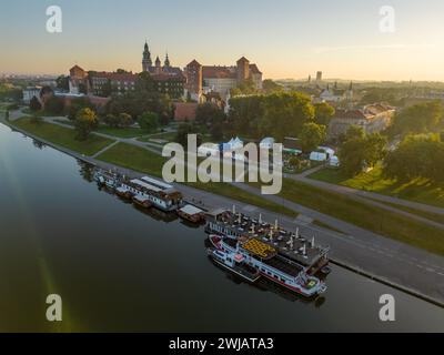 Wawel Castle und die Weichsel wurden von einer Drohne bei einem atemberaubenden Sommeraufgang geschossen. Krakau, Polen Stockfoto