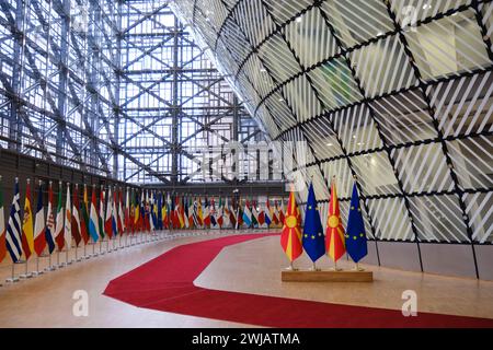 Brüssel, Belgien Februar 2024. Flagge der Europäischen union und Flagge Mazedoniens im EU-ratsgebäude Brüssel, Belgien am 14. Februar 2024. Quelle: ALEXANDROS MICHAILIDIS/Alamy Live News Stockfoto